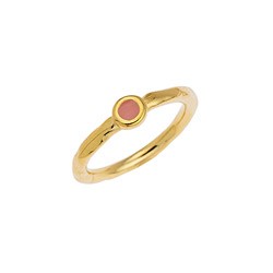 Bague fermée couleur or de 15mm avec rond en émail corail