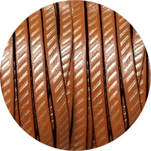 Cuir plat 5mm fantaisie caramel avec des rayures or en vente au cm