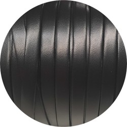 Cordon de cuir plat lisse de 9mm de couleur noire en vente au cm Cordon de cuir plat lisse de 9mm de couleur noire en vente au cm
