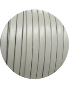 Nouveau cuir plat de 5mm écru sans bords noirs en vente au cm