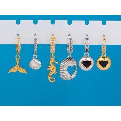 Boucle d'oreille ronde avec une rangée de strass  et une accroche placage argent