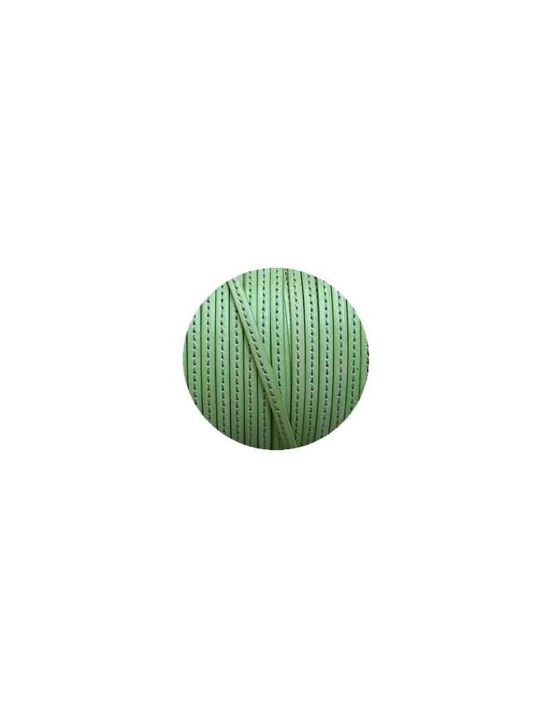 Cordon de cuir plat 5x2mm vert pastel couture blanche-vente au cm