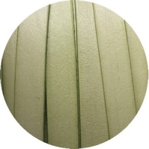 Cordon de cuir plat de 10mm vert amande clair vendu au mètre