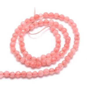 Fil de 90 perles rondes de 4mm à facettes en jade rose corail