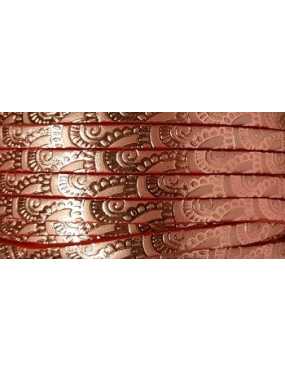 Cuir plat de 5mm avec relief dentelle rose métal sur fond rose