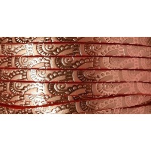 Cuir plat de 3mm avec relief dentelle rose métal sur fond rose